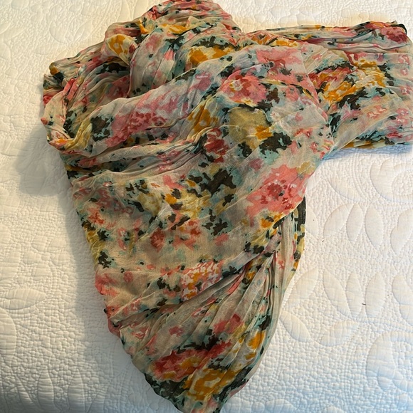Women’s Beautiful Floral Infinity Wrap/Scarf - Picture 2 of 5